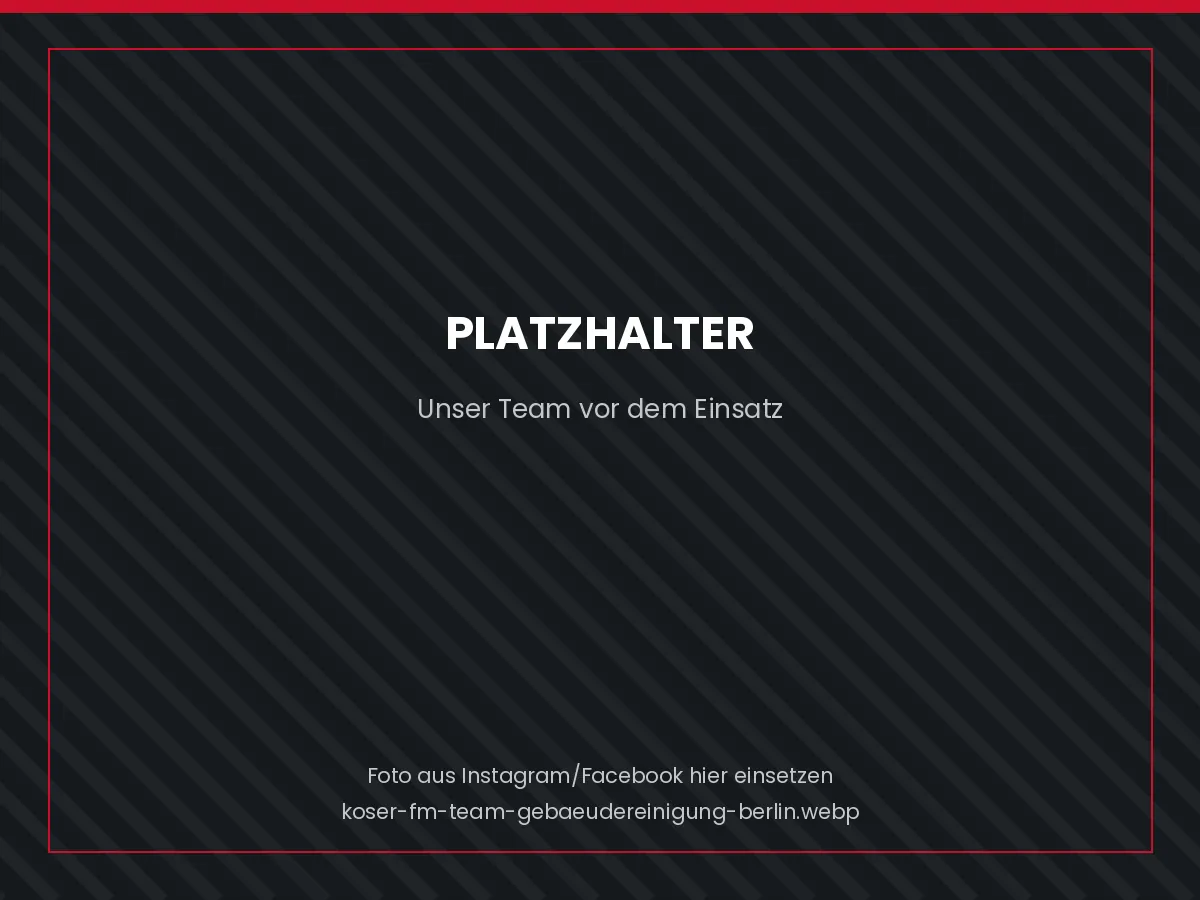 Mitarbeiterteam von Koser Facility Management in Arbeitskleidung vor einem Objekt in Berlin