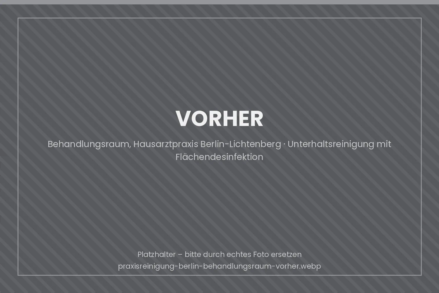 Behandlungsraum einer Arztpraxis in Berlin vor der Hygienereinigung mit Ablagerungen an Fußleisten und Türgriffen