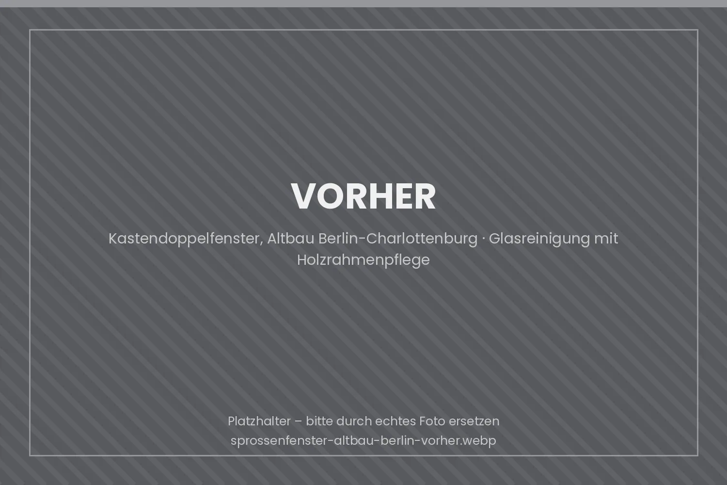 Sprossenfenster einer Altbauwohnung in Berlin vor der Fensterreinigung mit vergrautem Holzrahmen und verschmutzten Falzen